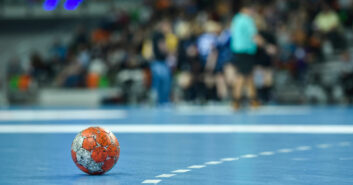 Handball auf einem Hallenfeld